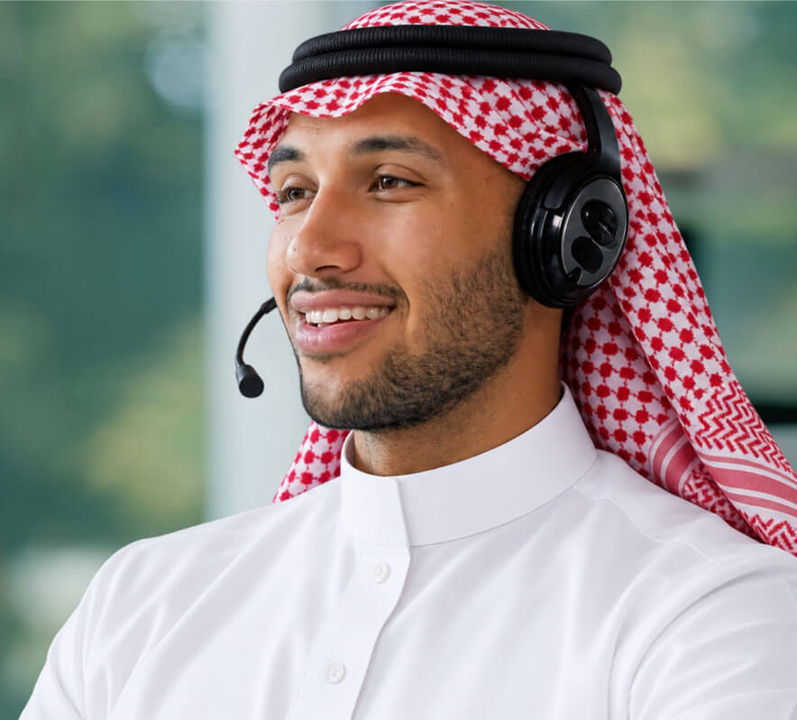 مدير الأسطول يراجع تنبيهات وتقارير «رويا»