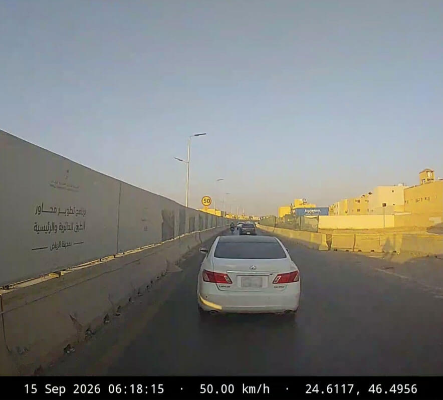 لقطة طريق تظهر مركبة أمامية