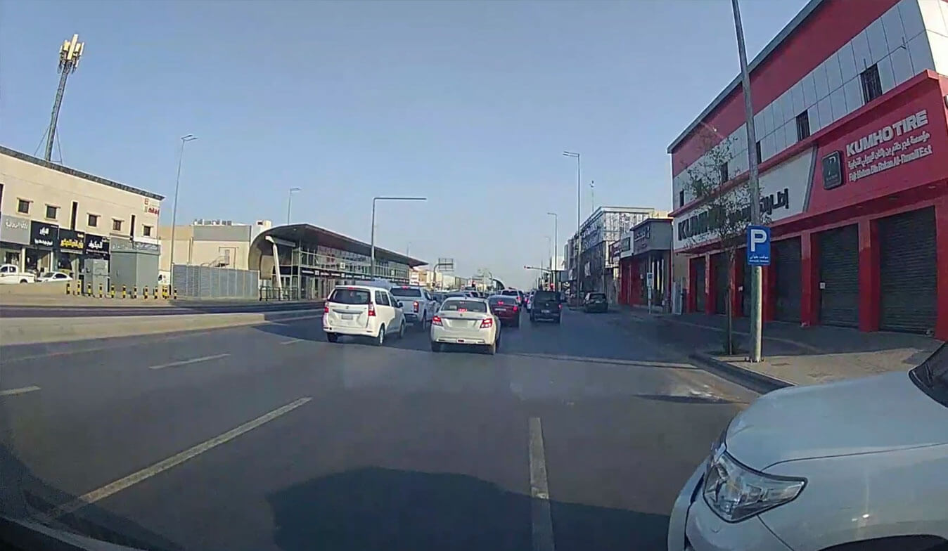 لقطة طريق تظهر مركبة أمامية