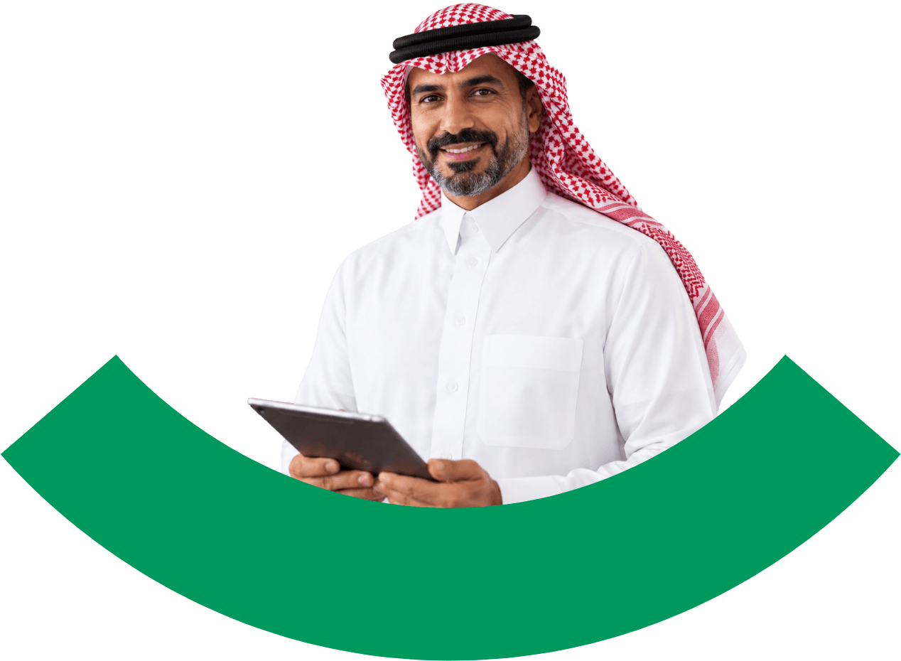 مدير أسطول المركبات يراجع بيانات المركبات على جهاز لوحي